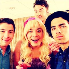 Celebrity Twitter Pictures Roundup | April 11, 2013