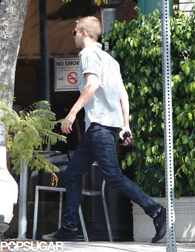 Robert Pattinson stopped by an ATM.
Robert Pattinson stopped by an ATM.