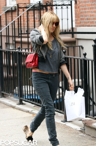 Sienna Miller Shops in Manhattan Wearing a Spring-Ready Crop Top Sienna Miller Shops in Manhattan Wearing a Spring-Ready Crop Top