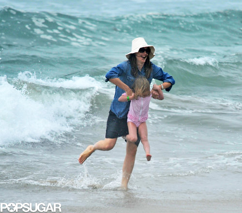 Jennifer Garner and Her Girls Hit the Beach in Santa Monica Jennifer Garner and Her Girls Hit the Beach in Santa Monica