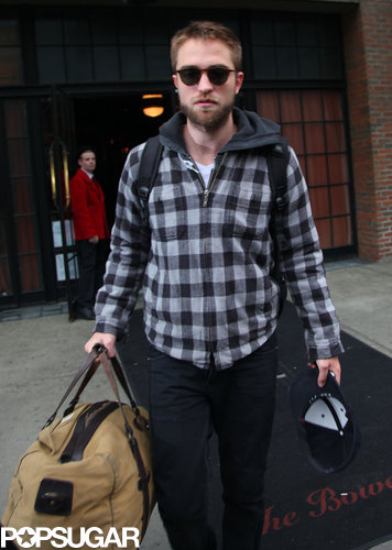 Robert Pattinson Returns to LA After a Mini Big Apple Trip Robert Pattinson Returns to LA After a Mini Big Apple Trip