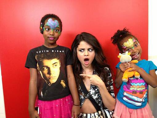 Selena Gomez had a hilarious reaction to a young fan's t-shirt.
Source: Twitter user selenagomez
Selena Gomez had a hilarious reaction to a young fan's t-shirt.
Source: Twitter user selenagomez