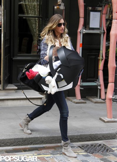 Gisele Bündchen made her way to the car with her daughter Vivian Brady. Gisele Bündchen made her way to the car with her daughter Vivian Brady.