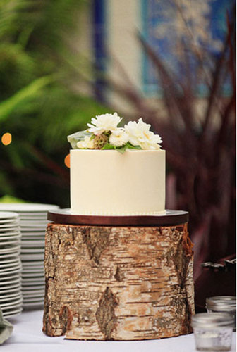One-tiered cakes shouldn't be ruled out for your big day — this wedding proves that a classic cake can make an impact with a unique stand.
Photo by Priscila Valentina Photography via Green Wedding Shoes
One-tiered cakes shouldn't be ruled out for your big day — this wedding proves that a classic cake can make an impact with a unique stand.
Photo by Priscila Valentina Photography via Green Wedding Shoes