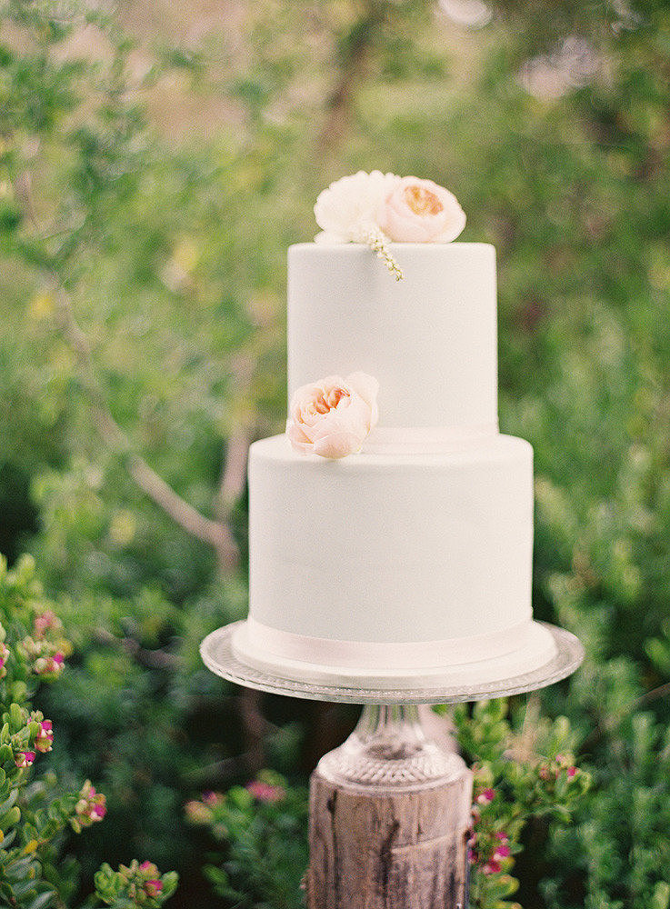 It doesn't take much (just some peonies on a standard design) to get us in full cake crush mode.
Photo by S. Leishman Photography via Style Me Pretty
It doesn't take much (just some peonies on a standard design) to get us in full cake crush mode.
Photo by S. Leishman Photography via Style Me Pretty