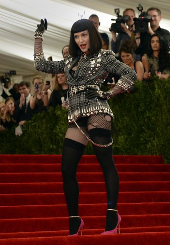 Madonna made a serious statement in a sexy Givenchy Haute Couture by Riccardo Tisci look and demanded everyone's attention by arriving last.
Madonna made a serious statement in a sexy Givenchy Haute Couture by Riccardo Tisci look and demanded everyone's attention by arriving last.
