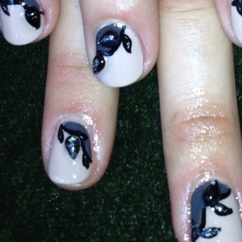 Blake Lively's floral manicure was more pretty than punk for the Met Gala.
Source: Instagram user thewallgroup
Blake Lively's floral manicure was more pretty than punk for the Met Gala.
Source: Instagram user thewallgroup