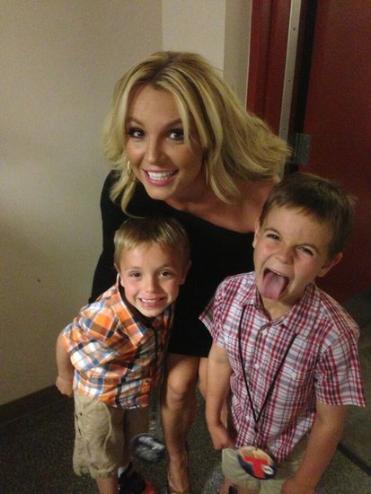 Britney Spears shared a silly snap of herself with her two boys over Mother's Day weekend.
Source: Twitter user britneyspears
Britney Spears shared a silly snap of herself with her two boys over Mother's Day weekend.
Source: Twitter user britneyspears