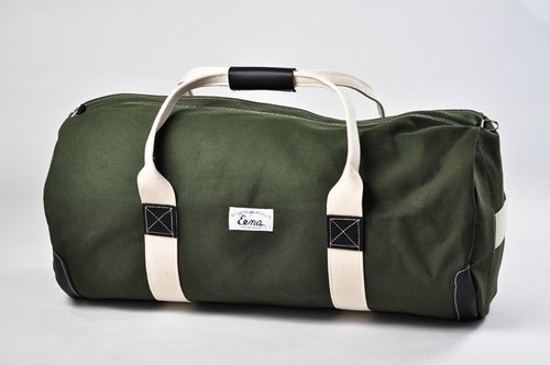 This Beckel canvas bag ($74) comes in a variety of cool colors, including red, black, and ivory. We love this army green hue for its utilitarian vibe.
This Beckel canvas bag ($74) comes in a variety of cool colors, including red, black, and ivory. We love this army green hue for its utilitarian vibe.