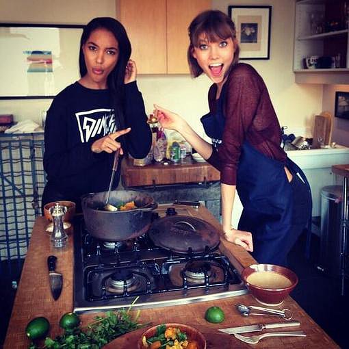 Jourdan Dunn and Karlie Kloss hit the kitchen together for their upcoming cooking segment with Life + Times.
Source: Twitter user missjourdandunn
Jourdan Dunn and Karlie Kloss hit the kitchen together for their upcoming cooking segment with Life + Times.
Source: Twitter user missjourdandunn
