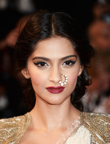 Sonam Kapoor wore a diamond nose ring.
Sonam Kapoor wore a diamond nose ring.