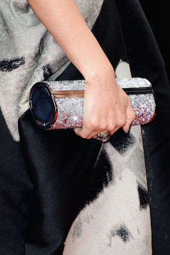 Zhang Ziyi carried a shimmering clutch.
Zhang Ziyi carried a shimmering clutch.