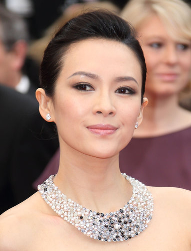 Zhang Ziyi wore a large diamond collar.
Zhang Ziyi wore a large diamond collar.