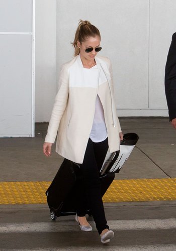 Minka Kelly kept incognito in a sleek white jacket, black skinnies, and aviators. Flats make this look functional, while the white and black palette are one of the chicest ways to hit the jetway.
Minka Kelly kept incognito in a sleek white jacket, black skinnies, and aviators. Flats make this look functional, while the white and black palette are one of the chicest ways to hit the jetway.