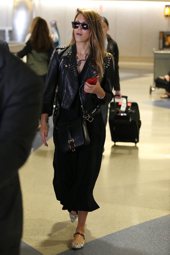 A leather jacket isn't likely to look as cool with your sweatpants as it does with Jessica Alba's just-as-comfortable day dress and snake-print flats, and Carrera sunglasses.
A leather jacket isn't likely to look as cool with your sweatpants as it does with Jessica Alba's just-as-comfortable day dress and snake-print flats, and Carrera sunglasses.