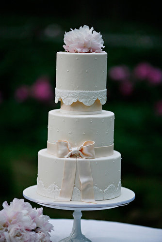 It's got pearls, it's got a bow, it's got a lace-like pattern, and it's got flowers — yet this cake still manages to be sweet and romantic in the simplest way.
Photo by Marie Labbancz Photography via Style Me Pretty
It's got pearls, it's got a bow, it's got a lace-like pattern, and it's got flowers — yet this cake still manages to be sweet and romantic in the simplest way.
Photo by Marie Labbancz Photography via Style Me Pretty