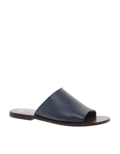 Minimalists ought to plan on living in these simply chic navy slides from ASOS ($37).
Minimalists ought to plan on living in these simply chic navy slides from ASOS ($37).