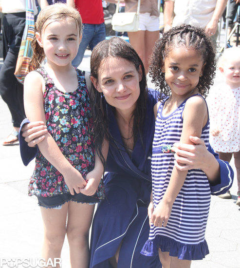 Katie Holmes posed with two little girls on set in NYC.
Katie Holmes posed with two little girls on set in NYC.
