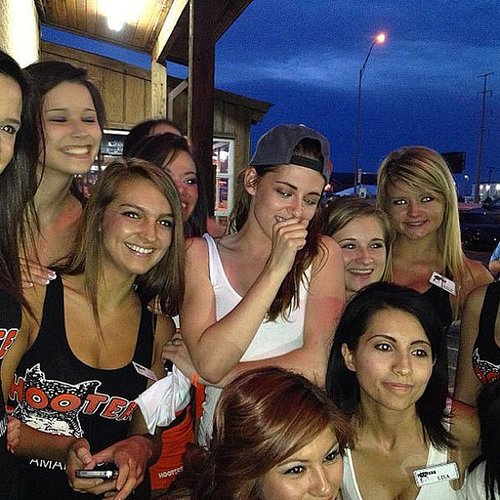 Kristen Stewart at Hooters in Texas | Pictures
