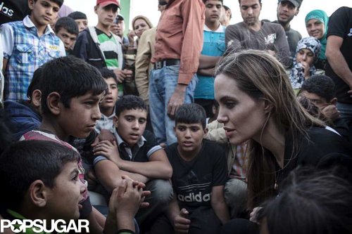 Angelina Jolie comforted refugees.
Angelina Jolie comforted refugees.