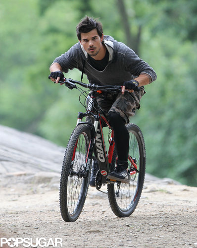 Taylor Lautner pedaled on a dirt path while filming Tracers in NYC this past June.
Taylor Lautner pedaled on a dirt path while filming Tracers in NYC this past June.