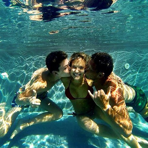 Bar Refaeli got some love underwater.
Source: Instagram user barrefaeli
Bar Refaeli got some love underwater.
Source: Instagram user barrefaeli