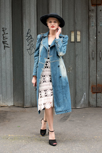 This showgoer charmed in a vintage-feeling crochet dress and denim overcoat.
This showgoer charmed in a vintage-feeling crochet dress and denim overcoat.