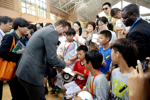 Victoria Beckham Balances Work and Play in Beijing Victoria Beckham Balances Work and Play in Beijing