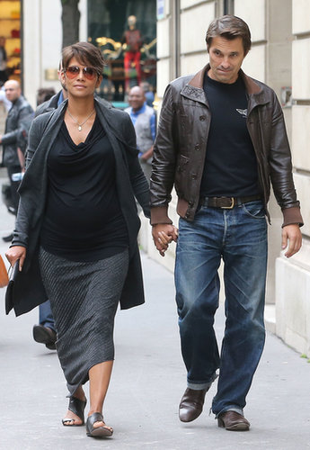 During a romantic stroll with beau Olivier Martinez in Paris, Halle layered up in a black draped top, an asymmetrical striped skirt, and a gray cardigan. Her monochromatic tone was subtle yet stylish.
During a romantic stroll with beau Olivier Martinez in Paris, Halle layered up in a black draped top, an asymmetrical striped skirt, and a gray cardigan. Her monochromatic tone was subtle yet stylish.