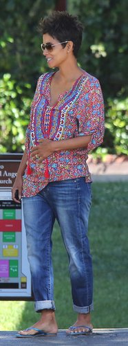 Halle hasn't worn much denim during her pregnancy so far, but here the actress matched a colorful tunic with slouchy boyfriend-style jeans, then added blue metallic flip-flops and aviator sunglasses.
Halle hasn't worn much denim during her pregnancy so far, but here the actress matched a colorful tunic with slouchy boyfriend-style jeans, then added blue metallic flip-flops and aviator sunglasses.