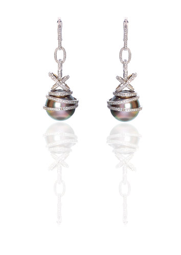 Gray cultured, pearl drop earring set in white diamond pavé and 18-karat white gold.
Source: Chopard
Gray cultured, pearl drop earring set in white diamond pavé and 18-karat white gold.
Source: Chopard