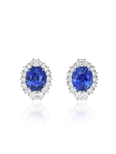 Oval-shaped sapphire earring set with oval-shaped and brilliant-cut white diamonds in 18-karat white gold.
Source: Chopard
Oval-shaped sapphire earring set with oval-shaped and brilliant-cut white diamonds in 18-karat white gold.
Source: Chopard