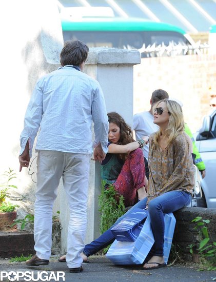 Kate Hudson and Anna Friel hung out on set in London.
Kate Hudson and Anna Friel hung out on set in London.
