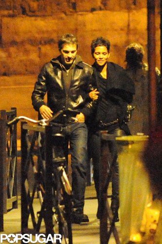Halle Berry and Olivier Martinez were arm in arm after a romantic dinner in Paris in late September 2010.
Halle Berry and Olivier Martinez were arm in arm after a romantic dinner in Paris in late September 2010.