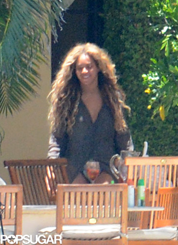 Exclusive: Beyoncé and Blue Ivy Relax Poolside in Miami! Exclusive: Beyoncé and Blue Ivy Relax Poolside in Miami!