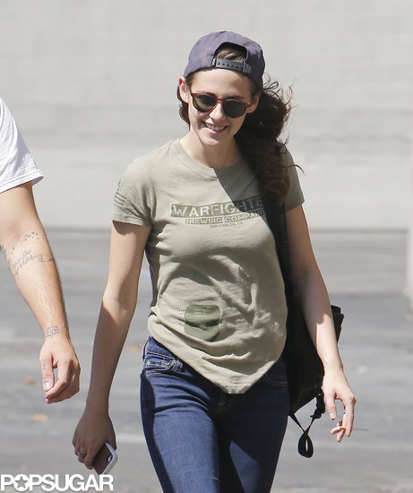 Kristen Stewart smiled while grabbing lunch in LA.
Kristen Stewart smiled while grabbing lunch in LA.