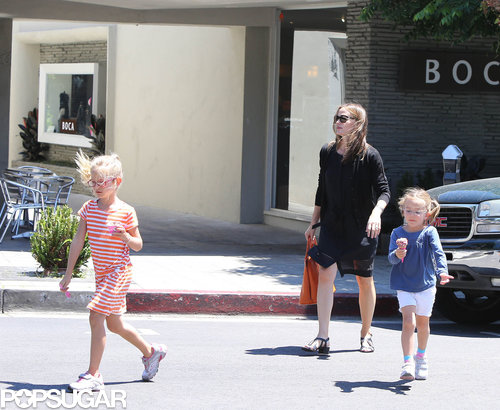 Jennifer Garner Takes Her Girls Out For Ice Cream Jennifer Garner Takes Her Girls Out For Ice Cream