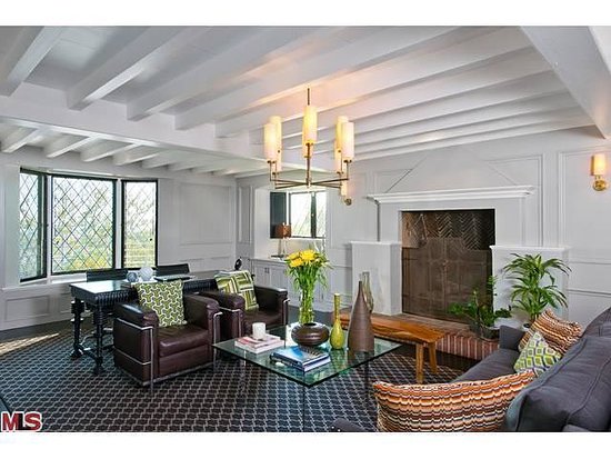 Geometric-focused patterns and earthy colors keep the living room from looking too chaotic.
Geometric-focused patterns and earthy colors keep the living room from looking too chaotic.
