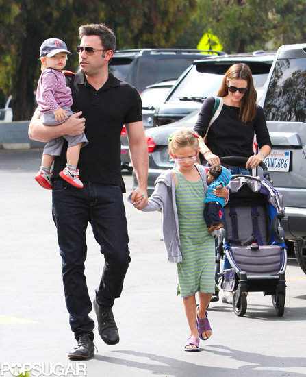 Ben Affleck and Jennifer Garner took Violet and Samuel to the farmers market in LA on Sunday.
Ben Affleck and Jennifer Garner took Violet and Samuel to the farmers market in LA on Sunday.