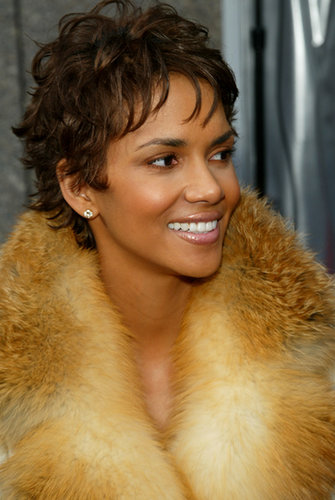 While promoting her role in Die Another Day, Halle sported a longer version of her signature short cut.
While promoting her role in Die Another Day, Halle sported a longer version of her signature short cut.