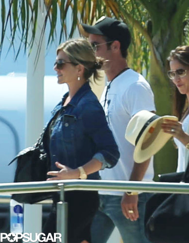 Jennifer Aniston and her fiancé, Justin Theroux, arrived in Mexico with their friends.
Jennifer Aniston and her fiancé, Justin Theroux, arrived in Mexico with their friends.