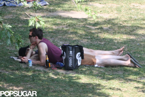 Jennifer Lawrence Reads Mockingjay on a Sexy Park Date Jennifer Lawrence Reads Mockingjay on a Sexy Park Date