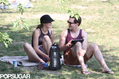 Jennifer Lawrence Reads Mockingjay on a Sexy Park Date Jennifer Lawrence Reads Mockingjay on a Sexy Park Date