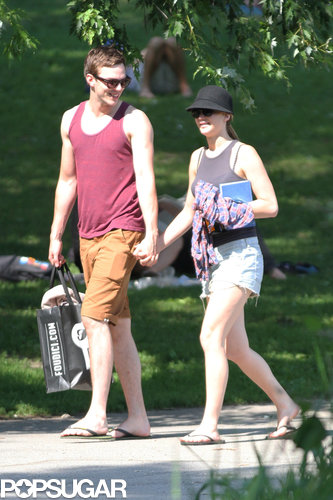 Jennifer Lawrence Reads Mockingjay on a Sexy Park Date Jennifer Lawrence Reads Mockingjay on a Sexy Park Date