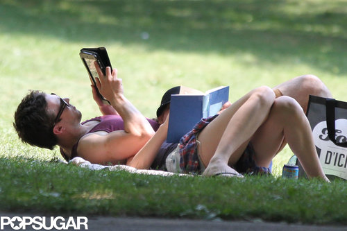 Jennifer Lawrence Reads Mockingjay on a Sexy Park Date Jennifer Lawrence Reads Mockingjay on a Sexy Park Date