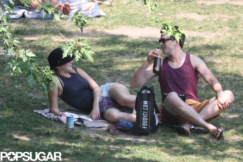 Jennifer Lawrence Reads Mockingjay on a Sexy Park Date Jennifer Lawrence Reads Mockingjay on a Sexy Park Date