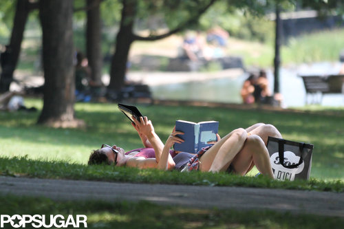 Jennifer Lawrence Reads Mockingjay on a Sexy Park Date Jennifer Lawrence Reads Mockingjay on a Sexy Park Date