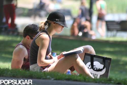 Jennifer Lawrence Reads Mockingjay on a Sexy Park Date Jennifer Lawrence Reads Mockingjay on a Sexy Park Date