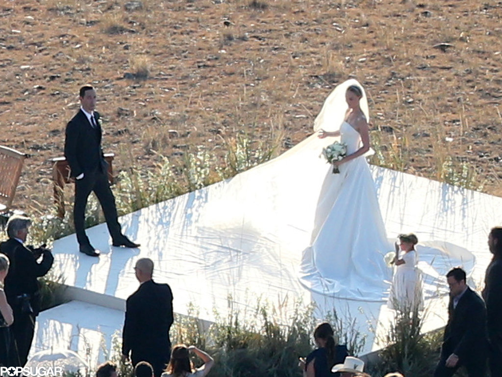 Kate Bosworth wore a long veil with her dress. Kate Bosworth wore a long veil with her dress.