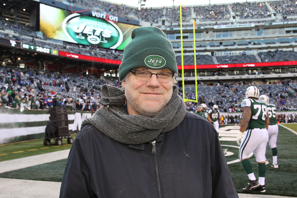 Philip-Seymour-Hoffman-showed-his-New-York-Jets-pride-field-before-game-Met-Life-Stadium-December-2011.jpg